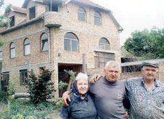 Испред куће kuca.jpg