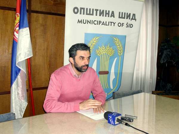 НАродни посланик Жељко Брестовачи на конференцији за новинаре у Шиду НАродни посланик Жељко Брестовачи на конференцији за новинаре у Шиду